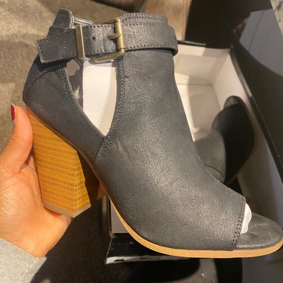 Fergalicious black Chelsea boot heals - Picture 3 of 4